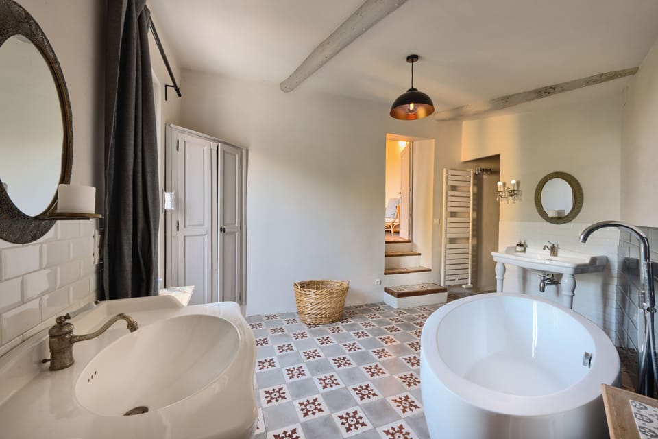 Superior Room | Bathroom | Free toiletries, towels