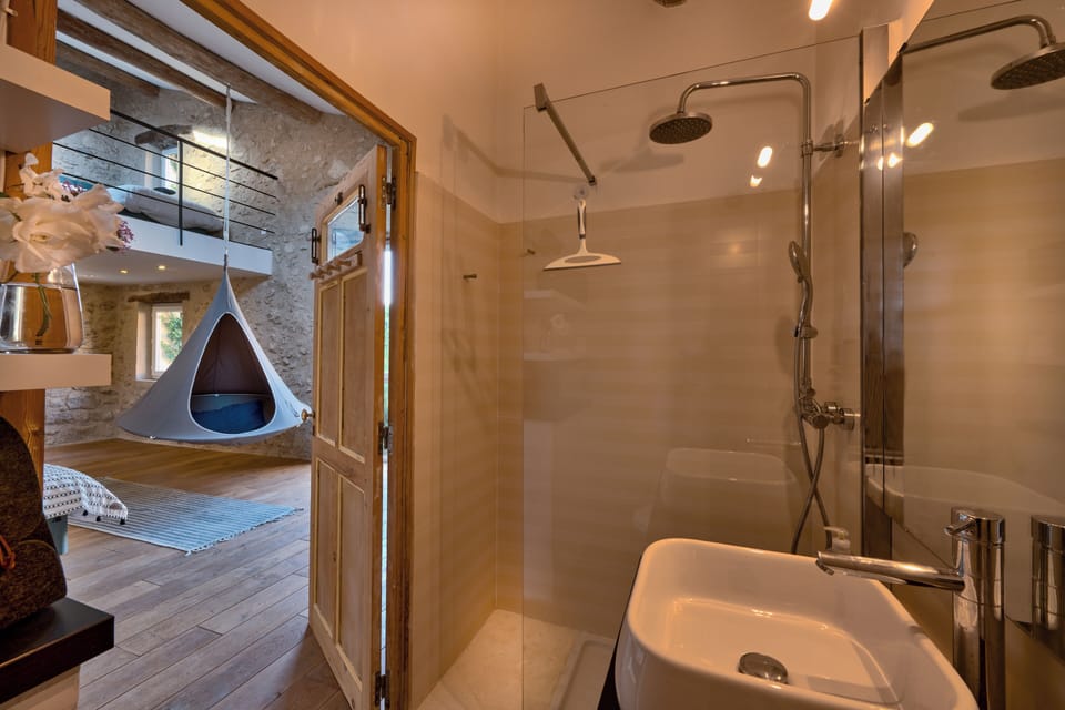 Premier Suite | Bathroom | Free toiletries, towels
