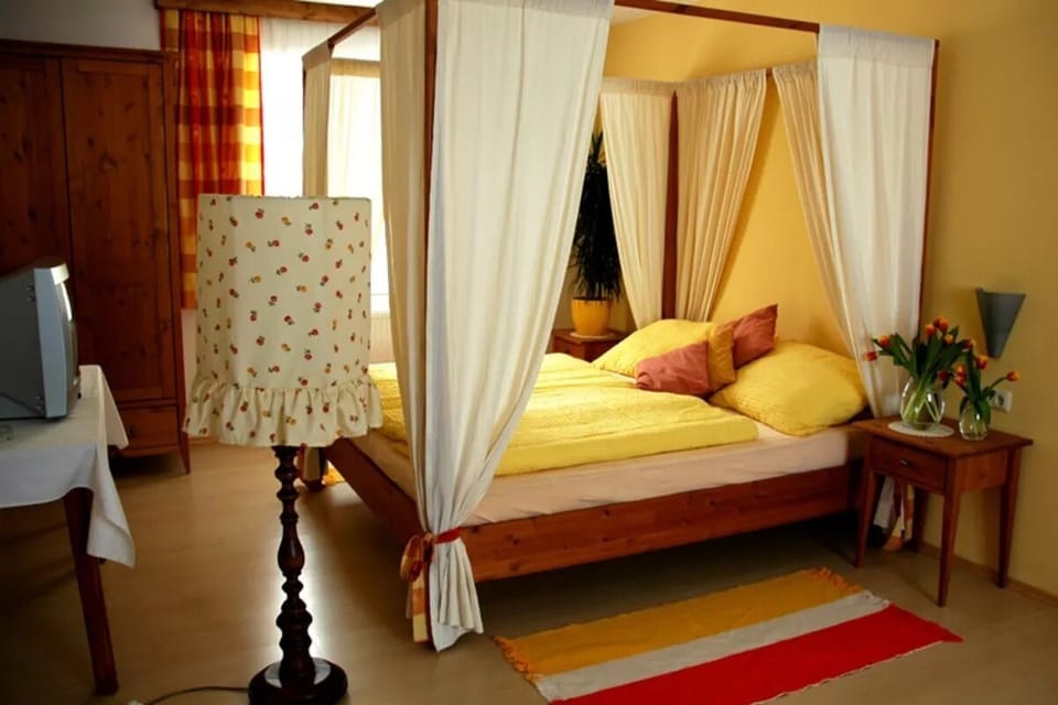 Double Room | Free cribs/infant beds, free WiFi, bed sheets