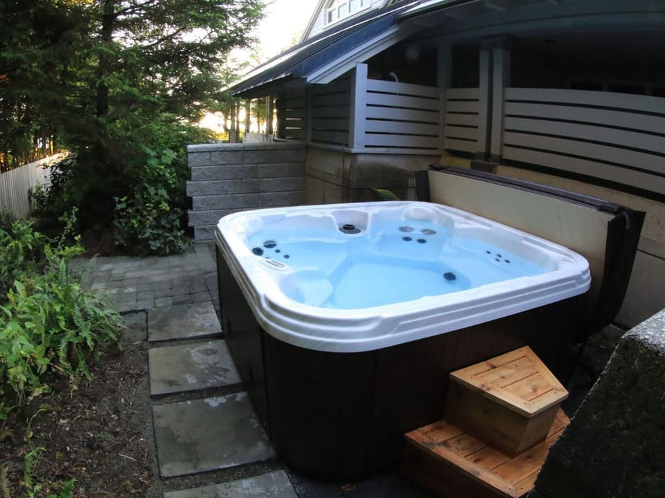 Hot Tub & Beach Path