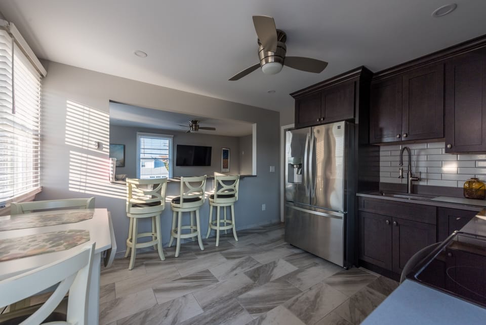 Island seating with opening into Family room