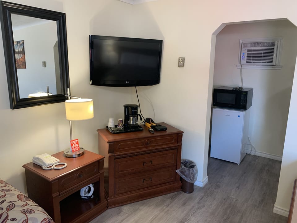 Family Triple Room | Desk, laptop workspace, free WiFi, bed sheets