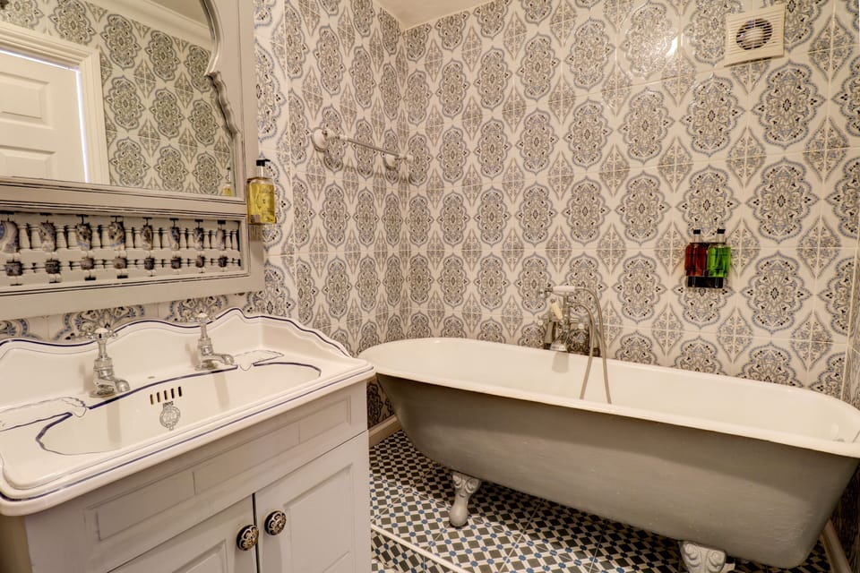 Twin Room or King Room | Bathroom | Deep soaking tub, rainfall showerhead, free toiletries, hair dryer