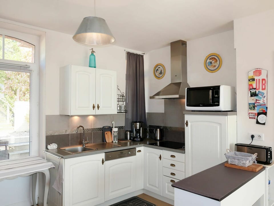 Room, Furniture, Property, Kitchen, Countertop, White, Cabinetry, Interior Design, Building, Ceiling