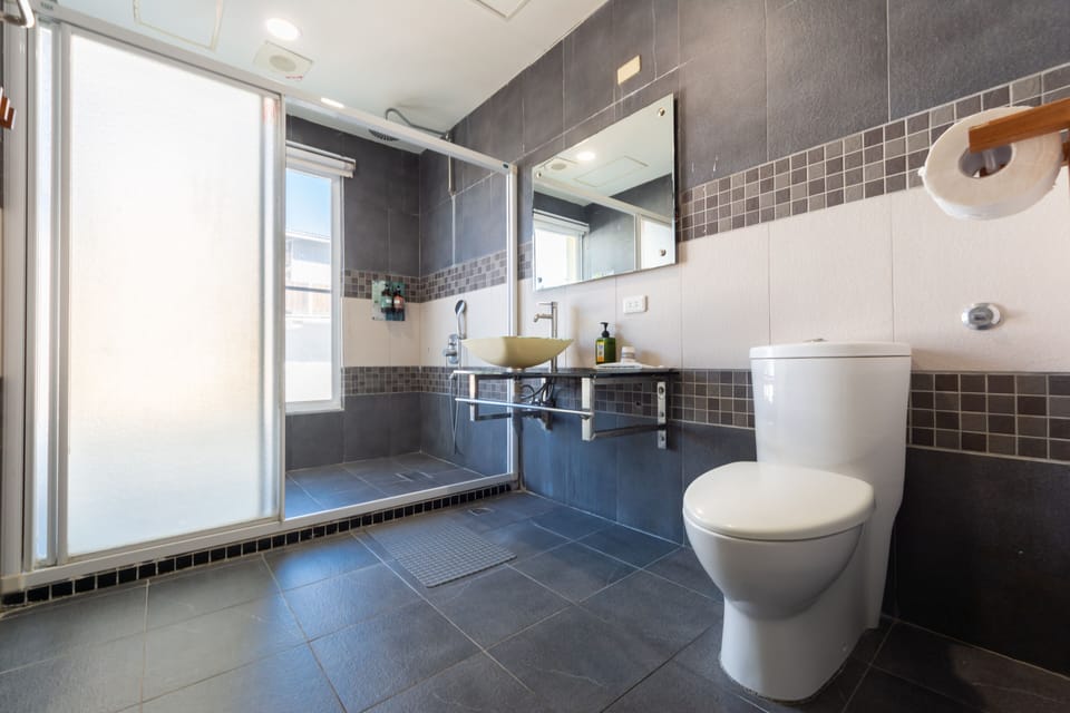 Double Room with Ocean View | Bathroom | Free toiletries, hair dryer, slippers, towels