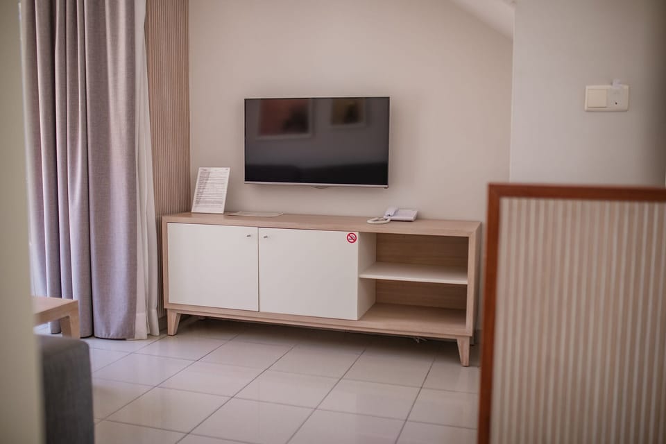 In-room safe, free WiFi, bed sheets