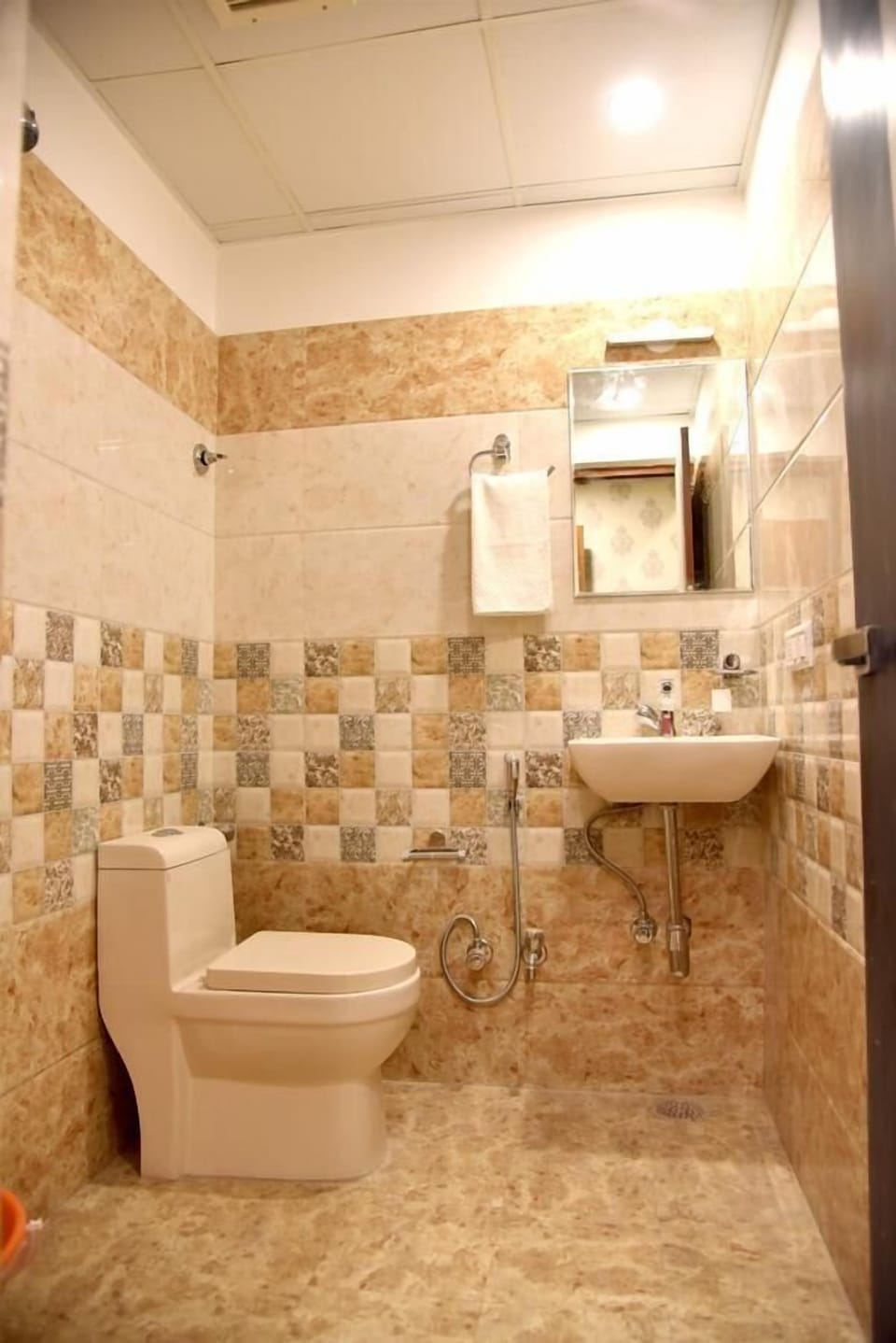 Shower, rainfall showerhead, free toiletries, towels