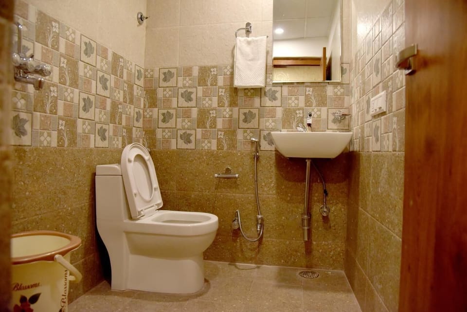 Shower, rainfall showerhead, free toiletries, towels