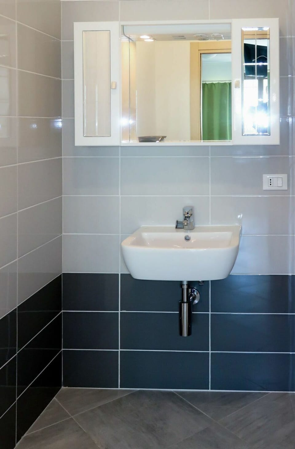 Bathroom, Tile, Room, Property, Tap, Wall, Bathroom Accessory, Floor, Plumbing Fixture, Architecture