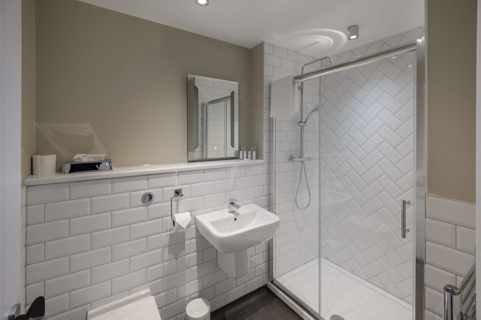 Classic Double or Twin Room, Ensuite | Bathroom