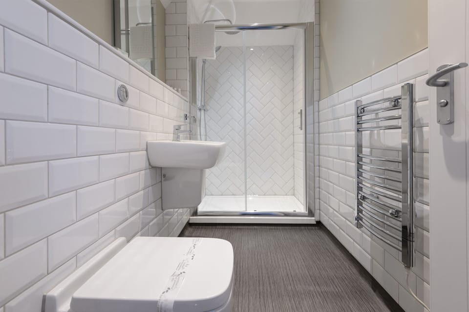 Classic Double or Twin Room, Ensuite | Bathroom