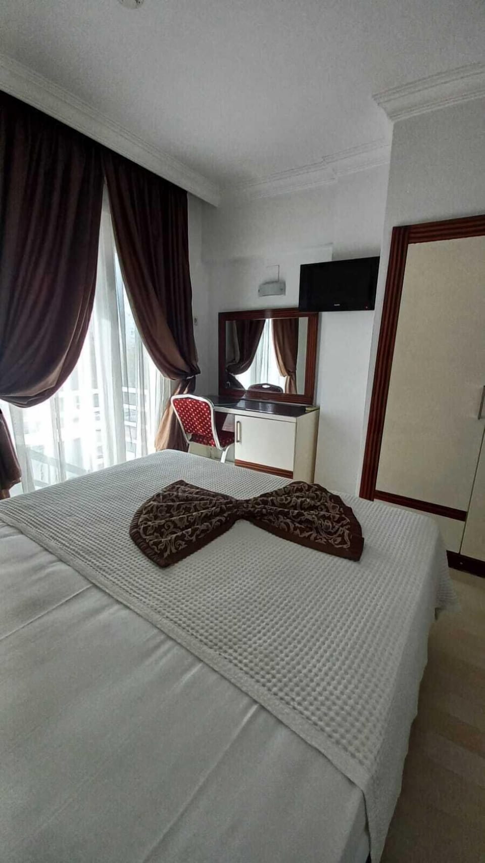 Premium bedding, desk, blackout drapes, soundproofing