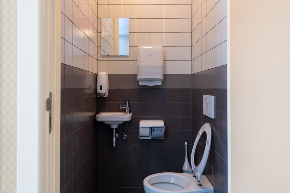 Shower, eco-friendly toiletries, towels