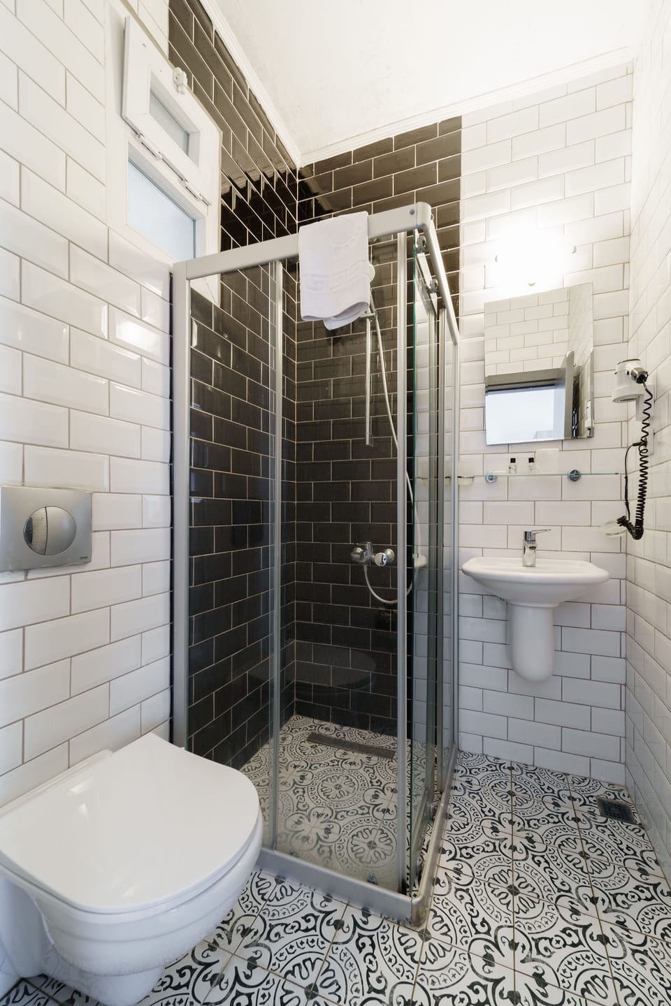 Standard Room | Bathroom | Shower, free toiletries, hair dryer, slippers