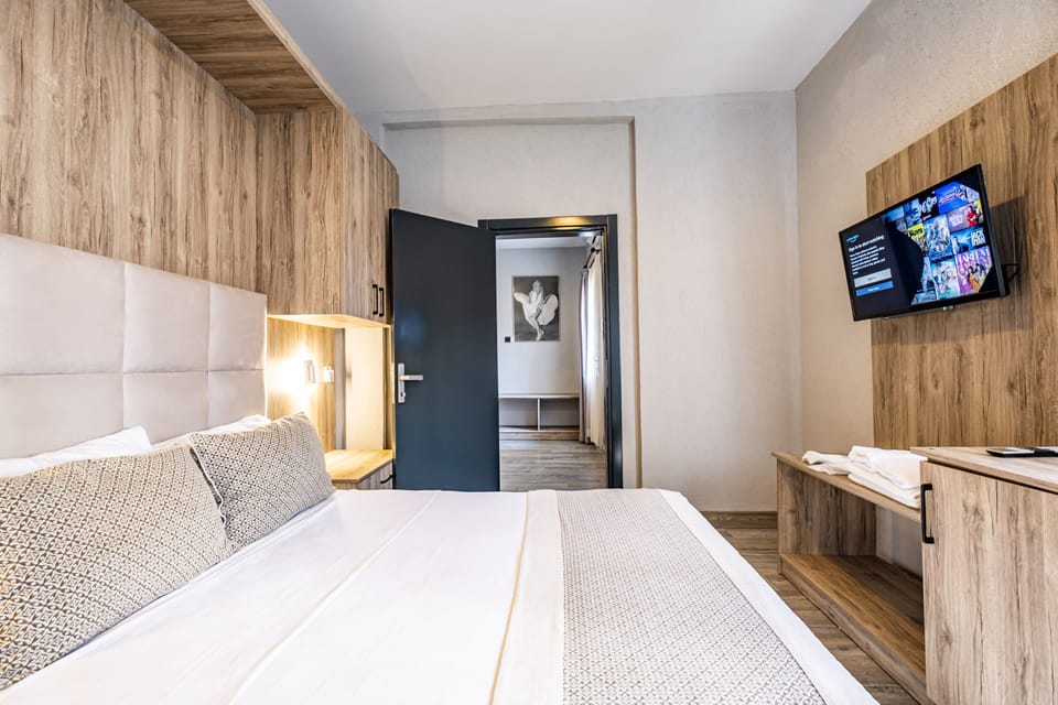 One Bedroom Suite | Minibar, in-room safe, free WiFi, bed sheets
