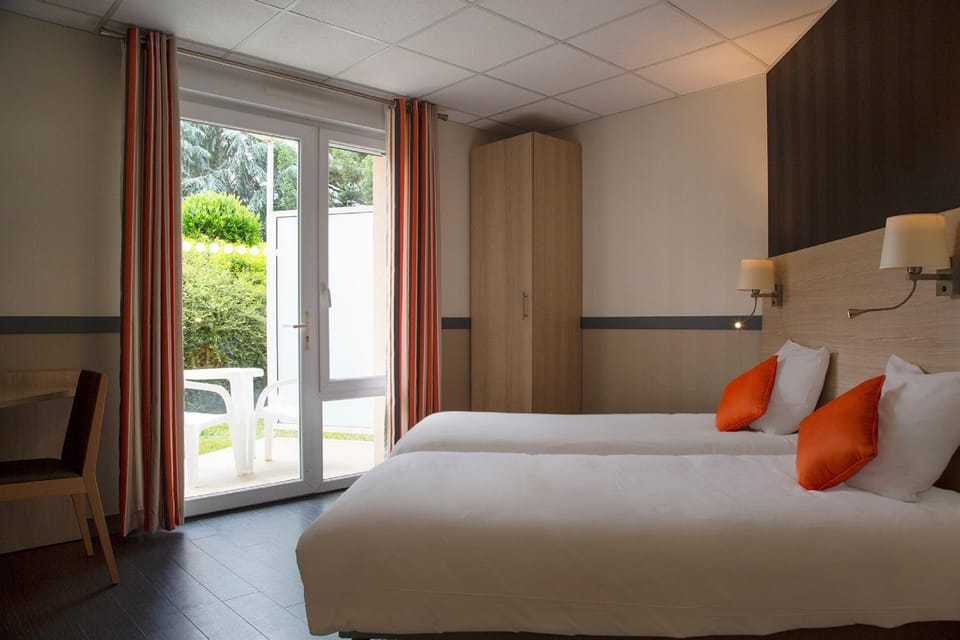 Standard Twin Room | Desk, free WiFi