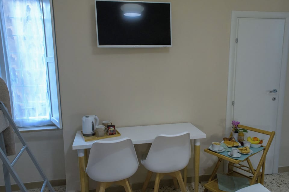 Comfort Room, Ensuite | Down comforters, pillowtop beds, minibar, desk