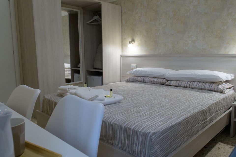 Comfort Room, Ensuite | Down comforters, pillowtop beds, minibar, individually decorated