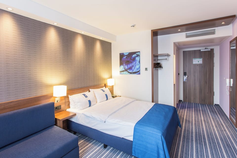 Hypo-allergenic bedding, in-room safe, desk, soundproofing