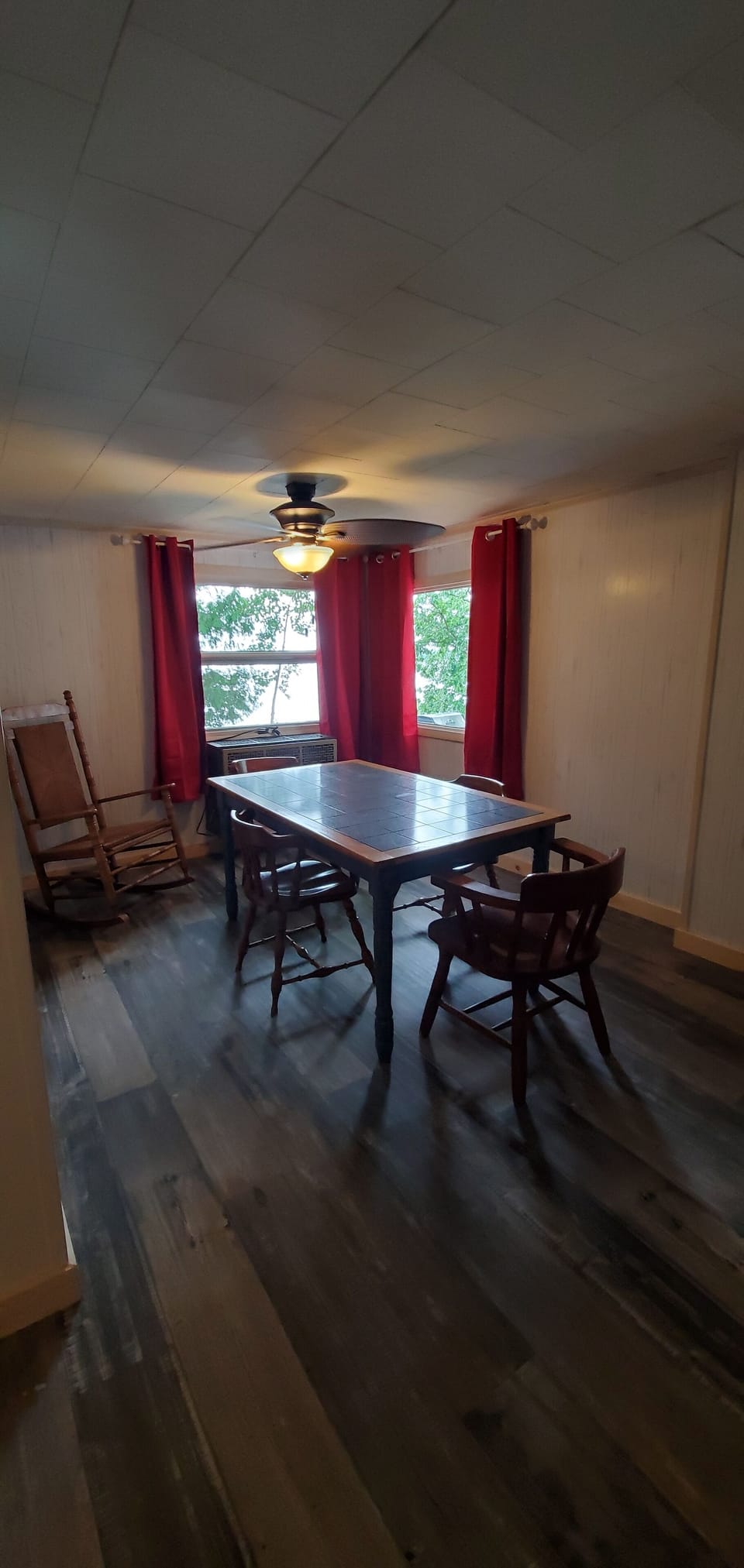 Dining room seats 4-6.