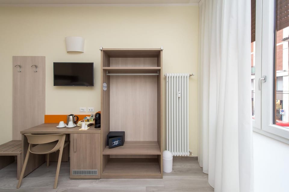 Family Room | Minibar, in-room safe, desk, laptop workspace