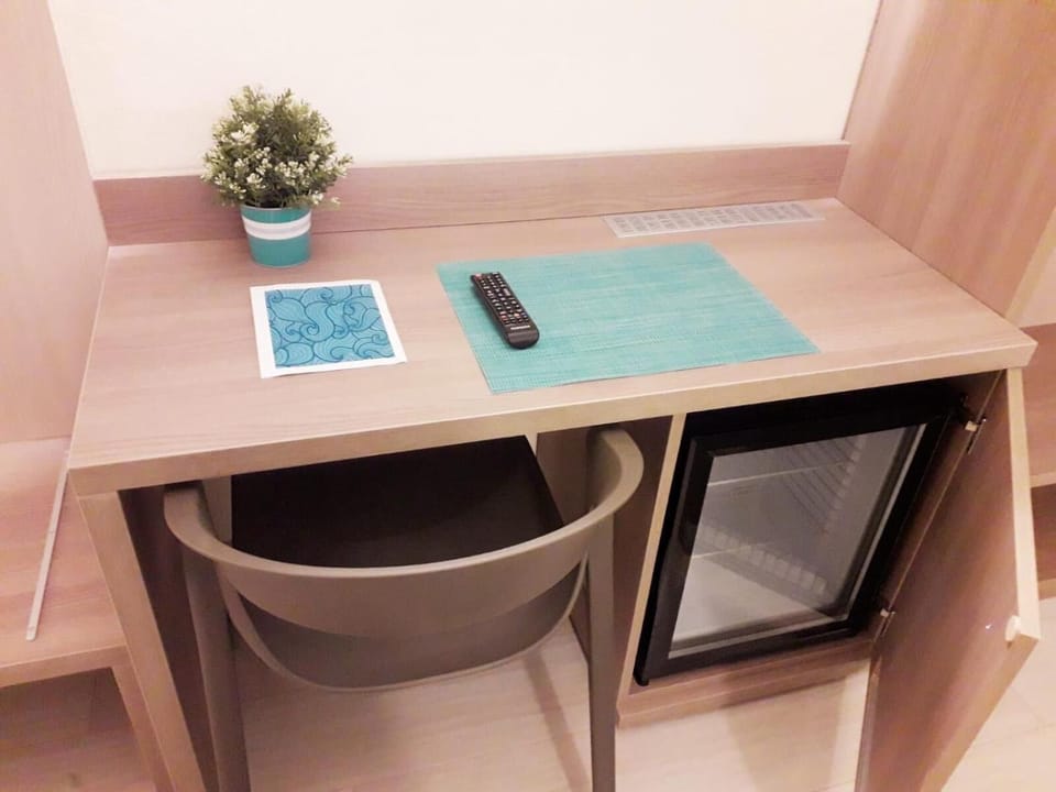 Minibar, in-room safe, desk, laptop workspace