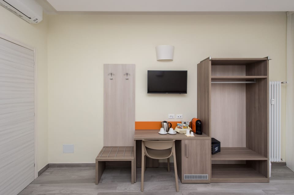 Family Room | Minibar, in-room safe, desk, laptop workspace