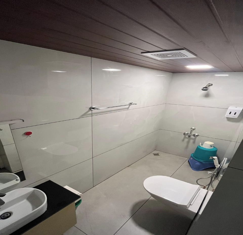 Standard Room | Bathroom | Shower, rainfall showerhead, towels, soap