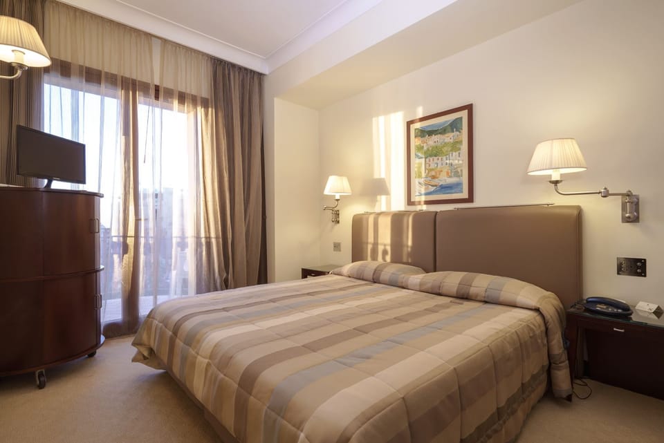 Premium bedding, minibar, in-room safe, desk