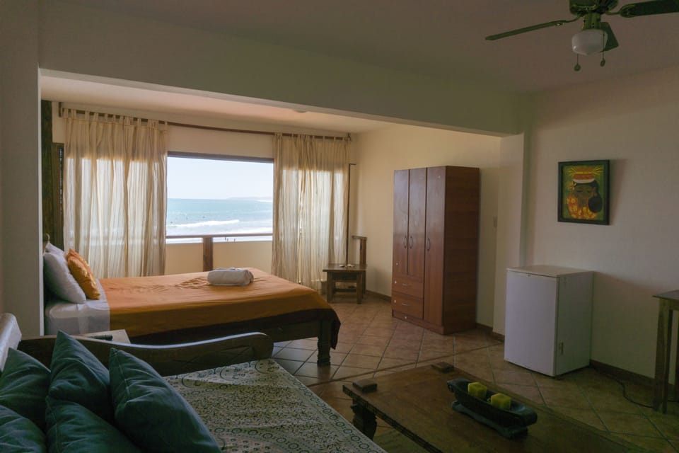 Deluxe Room, Ocean View | Living area