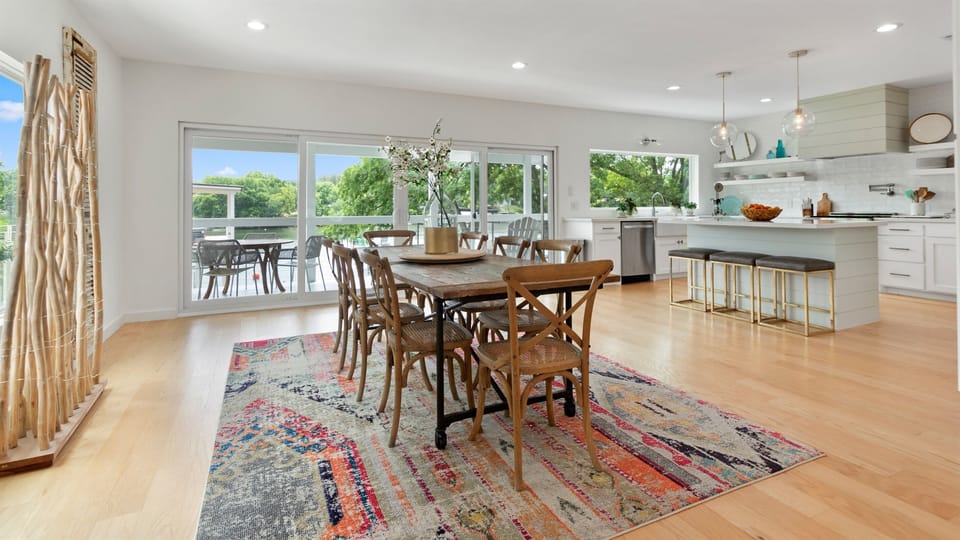 Large family style 8 person table plus 3 at counter is space for 11 plus 8 more seats outside.