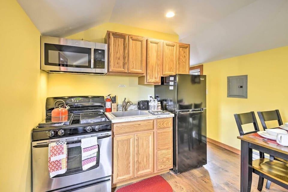 Hungry? Whip up a hearty meal in the studio's well-equipped kitchen.