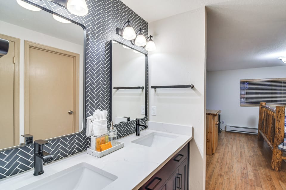 En-Suite Bathroom | Towels Provided