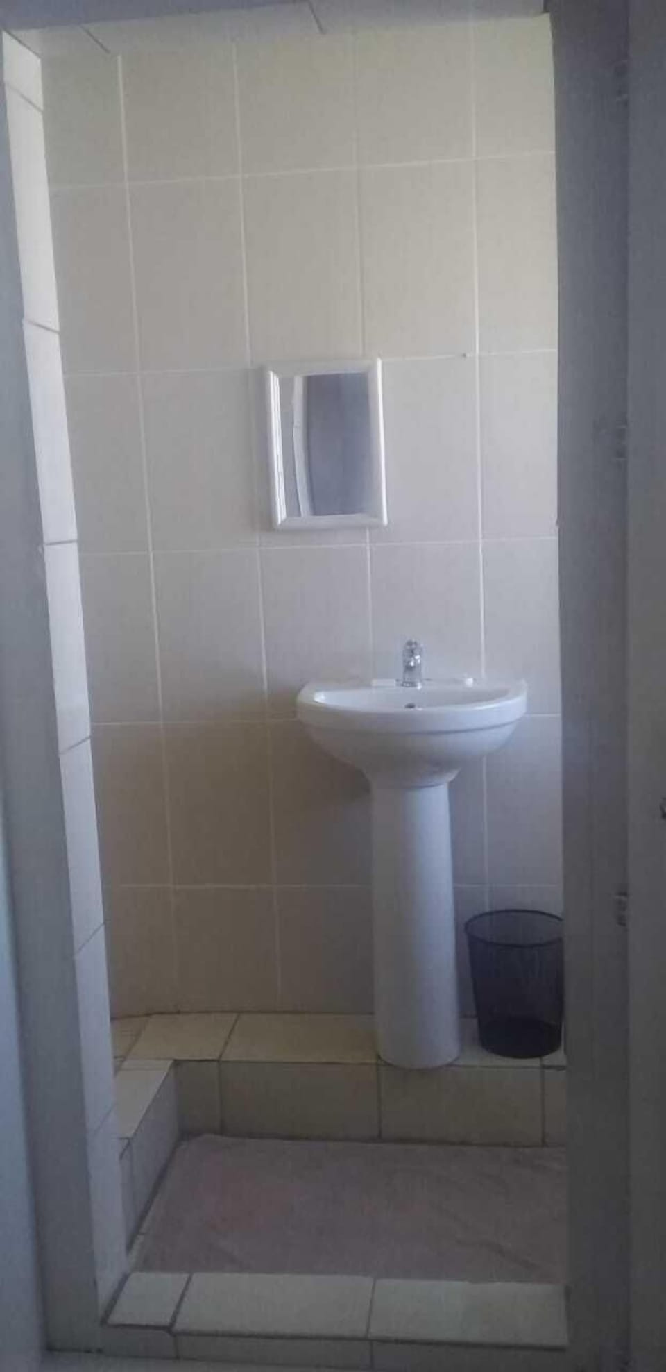 Comfort Room, 1 Queen Bed, Garden View | Bathroom | Rainfall showerhead, free toiletries, towels, soap