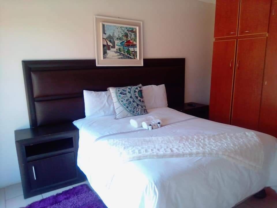 Comfort Room, 1 Queen Bed, Garden View | Iron/ironing board, free WiFi, bed sheets