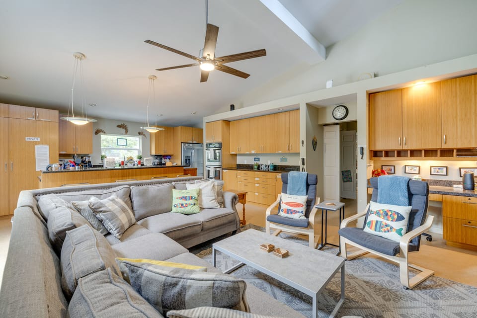 Living Room | Free WiFi | Pet Friendly w/ Fee (Dogs Only, 1 Max)