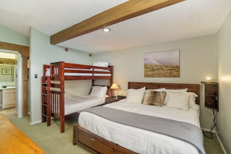 This home features a king bed and a set of twin bunks making it ideal for a family or a couple!