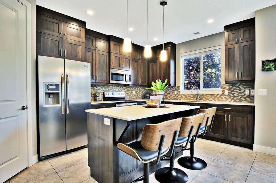 620 Fully stocked kitchen with  clean island counter