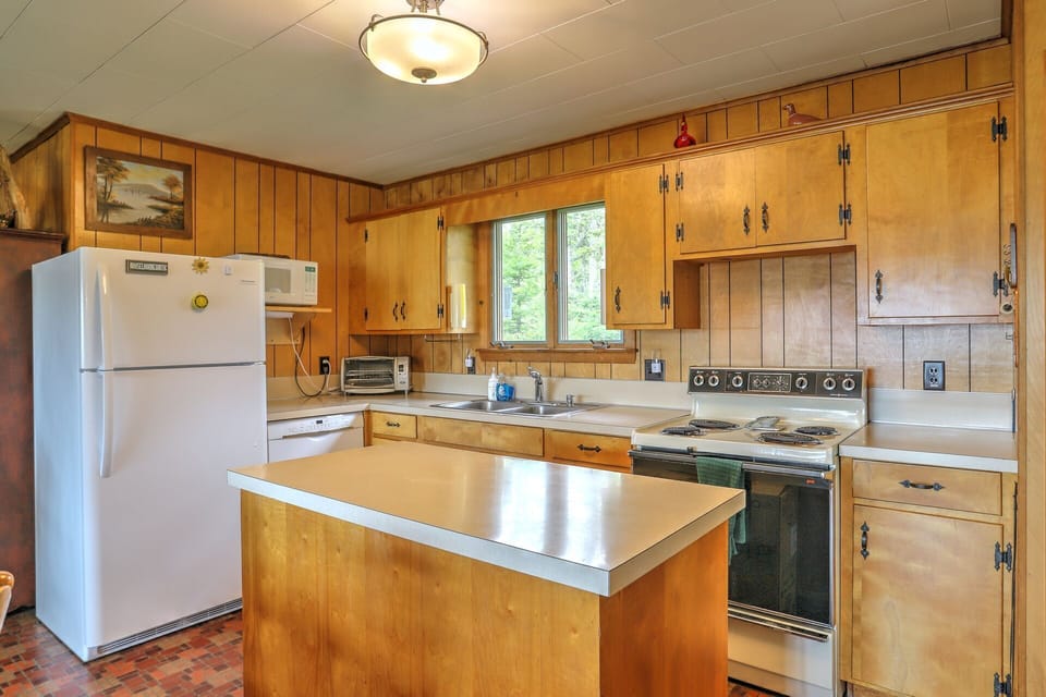 Fully applianced kitchen
