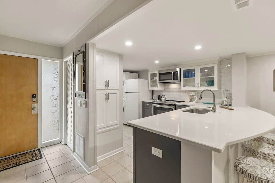 Kitchen/Entry