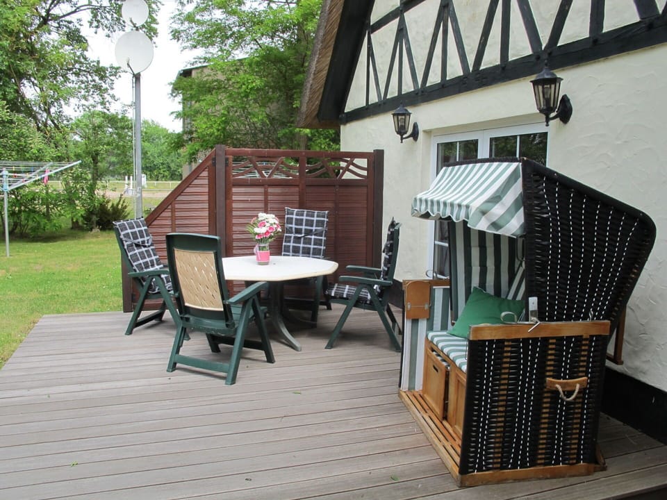 Property, Deck, House, Room, Building, Backyard, Patio, Furniture, Real Estate, Home