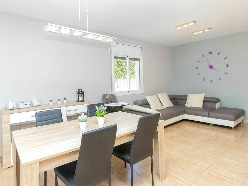 Table, Furniture, Property, Couch, Chair, Interior Design, Wood, Flooring, Studio Couch