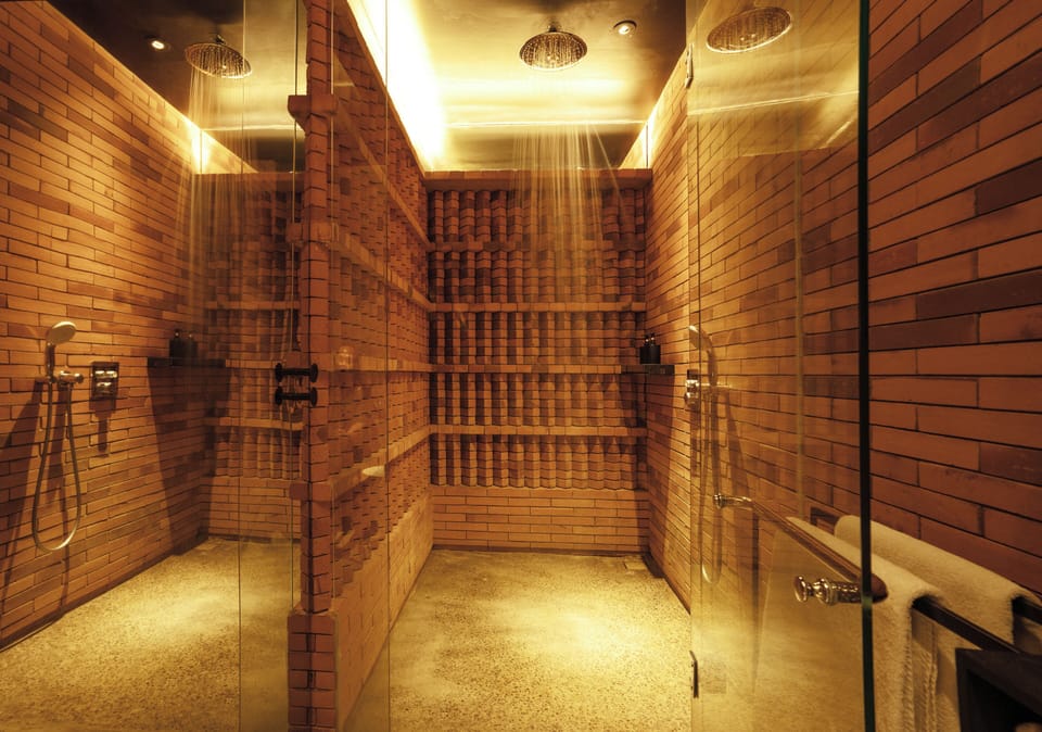 Signature Aksen Room | Bathroom | Shower, rainfall showerhead, free toiletries, hair dryer