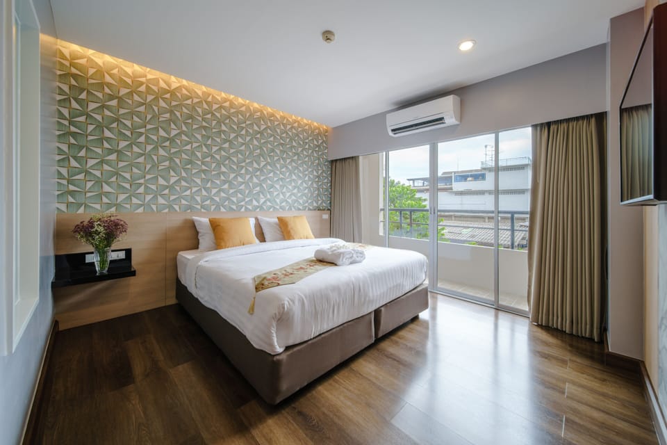Deluxe Double Room | Hypo-allergenic bedding, in-room safe, desk, soundproofing