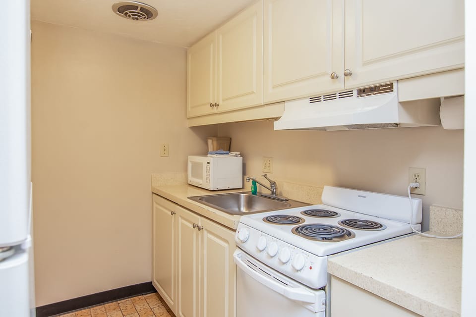 Room, 1 Queen Bed, Kitchenette | Private kitchen | Fridge, microwave, coffee/tea maker