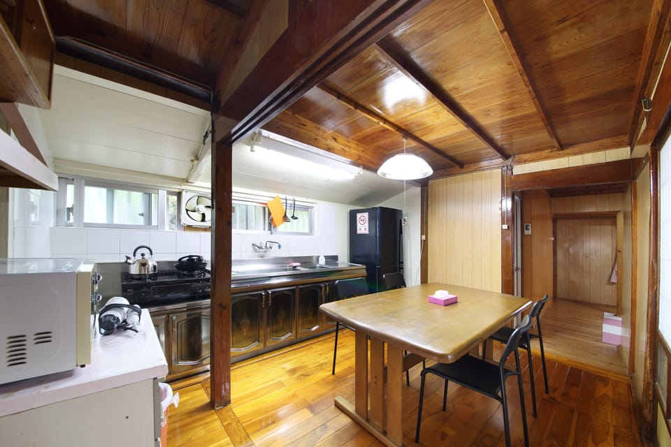 Private Vacation Home | In-room dining