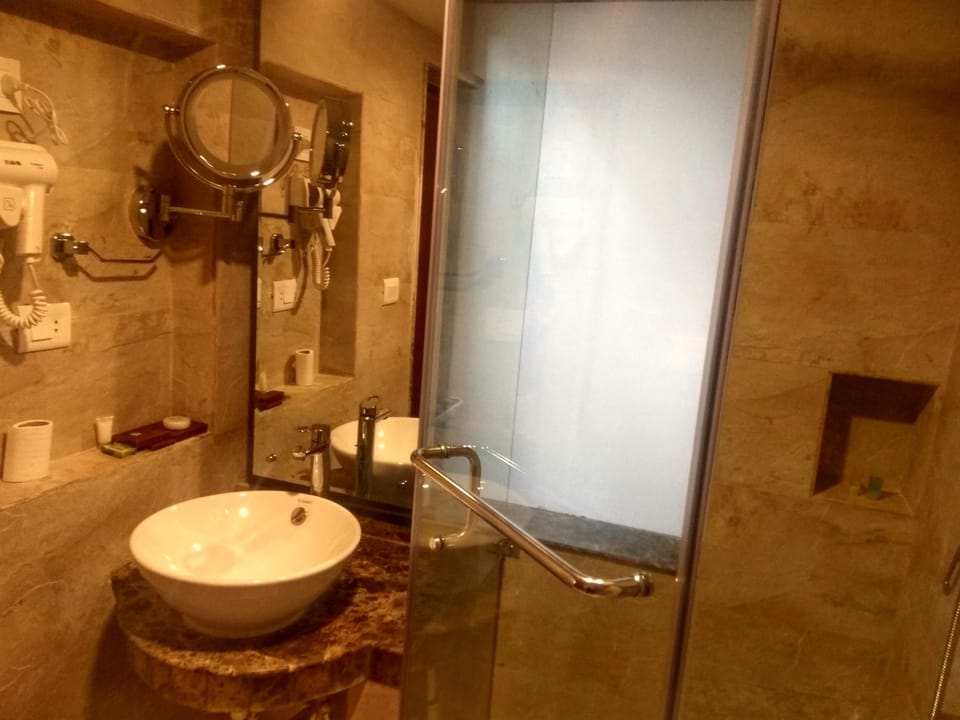 Superior Twin Room, 1 Bedroom, Non Smoking, Garden View | Bathroom | Shower, slippers, towels