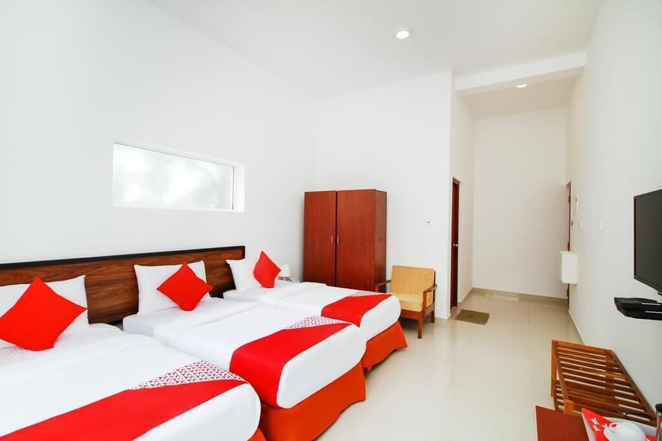Deluxe Triple Room | Desk
