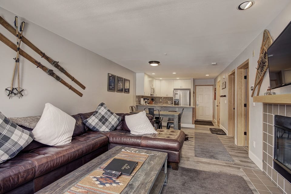 Condo, 2 Bedrooms | Living area