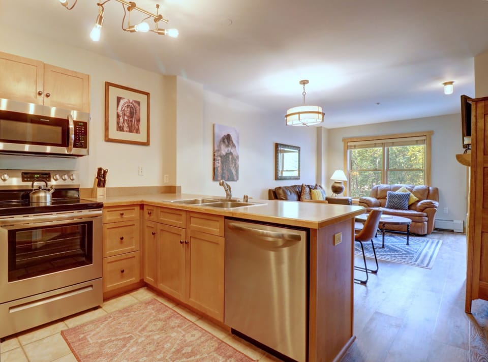 Condo, 1 Bedroom | Private kitchen | Fridge, microwave, oven, dishwasher